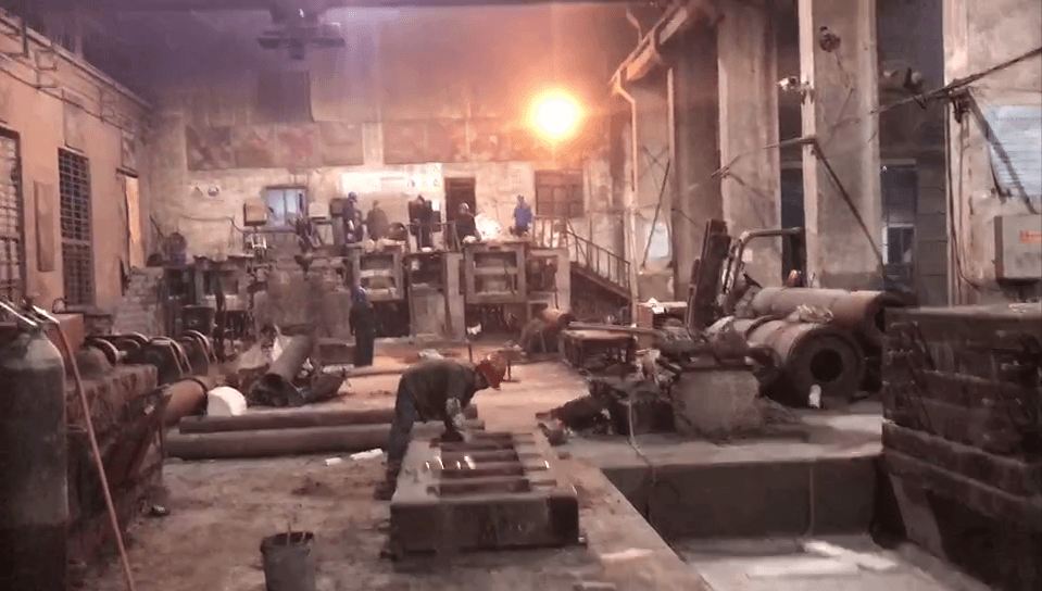 夜已很深了，江蘇江河機械生產(chǎn)車間依舊一片繁忙景象