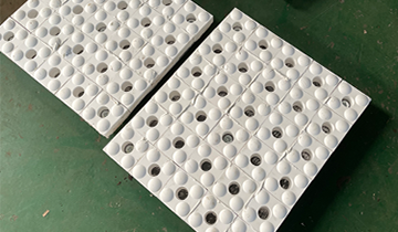 耐磨陶瓷襯板公司生產(chǎn)的是三合一陶瓷襯板嗎？