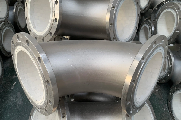 在工業(yè)生產(chǎn)中，物料輸送管道常常面臨磨損、腐蝕和高溫等復(fù)雜工況的挑戰(zhàn).為了滿足這些苛刻條件,物料管304管道+95氧化鋁陶瓷的組合應(yīng)運(yùn)而生...