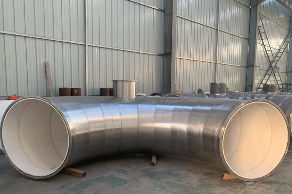 在工業(yè)生產(chǎn)中，物料輸送管道常常面臨磨損、腐蝕和高溫等復(fù)雜工況的挑戰(zhàn).為了滿足這些苛刻條件,物料管304管道+95氧化鋁陶瓷的組合應(yīng)運(yùn)而生...