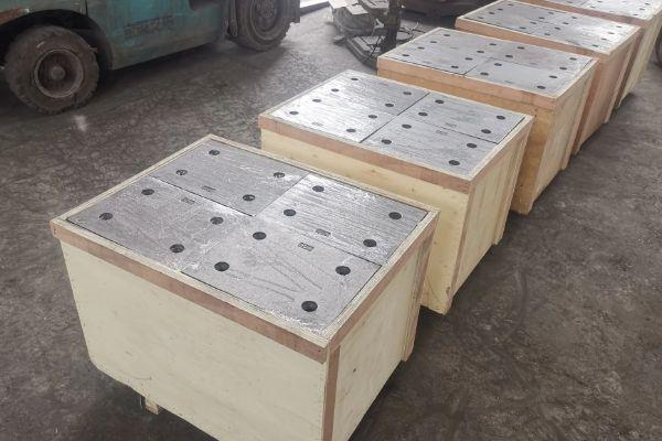 高強度高鉻合金熔煉復(fù)合耐磨板