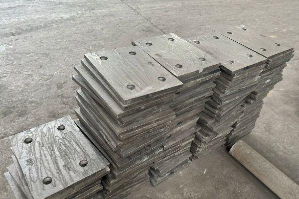 高強度高鉻合金熔煉復(fù)合耐磨板